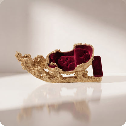 Trineo dorado con terciopelo rojo