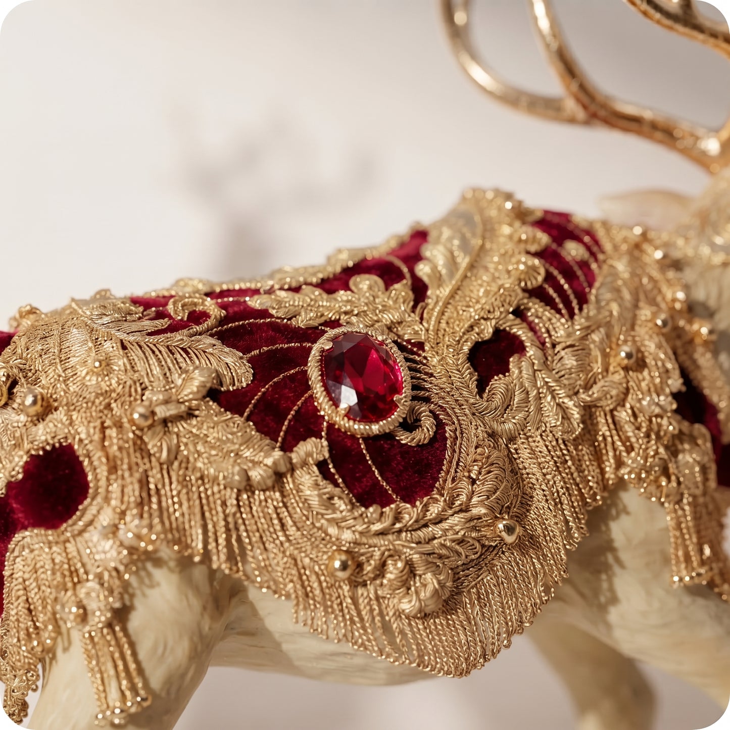 Reno de resina burgundy con dorado y gema brillante