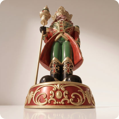 Cascanueces Rey con bastón y corona verde con rojo