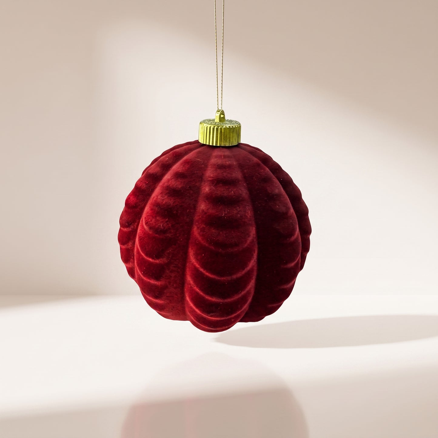 Esfera de terciopelo rojo burgundy acanalado rayado