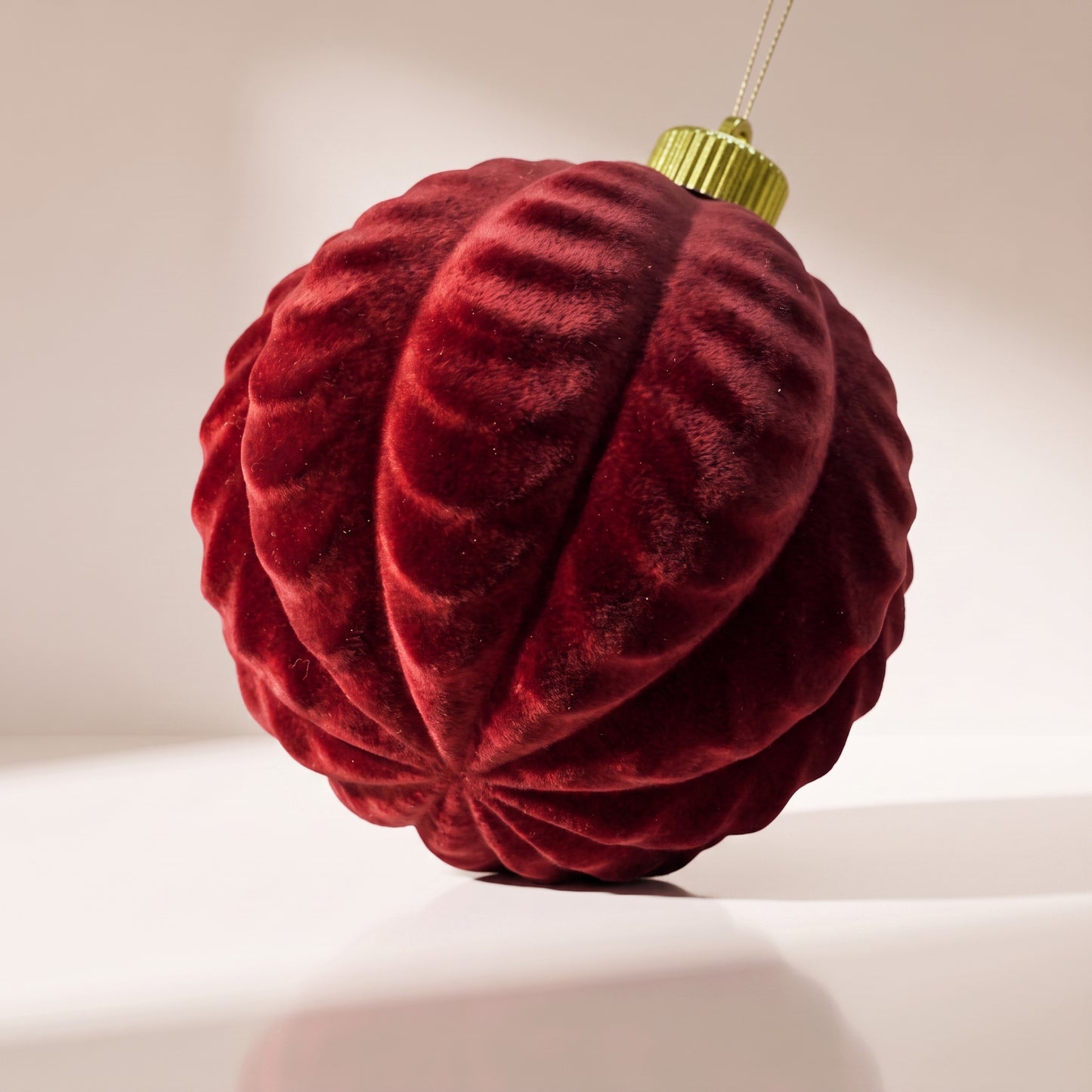 Esfera de terciopelo rojo burgundy acanalado rayado