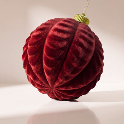 Esfera de terciopelo rojo burgundy acanalado rayado