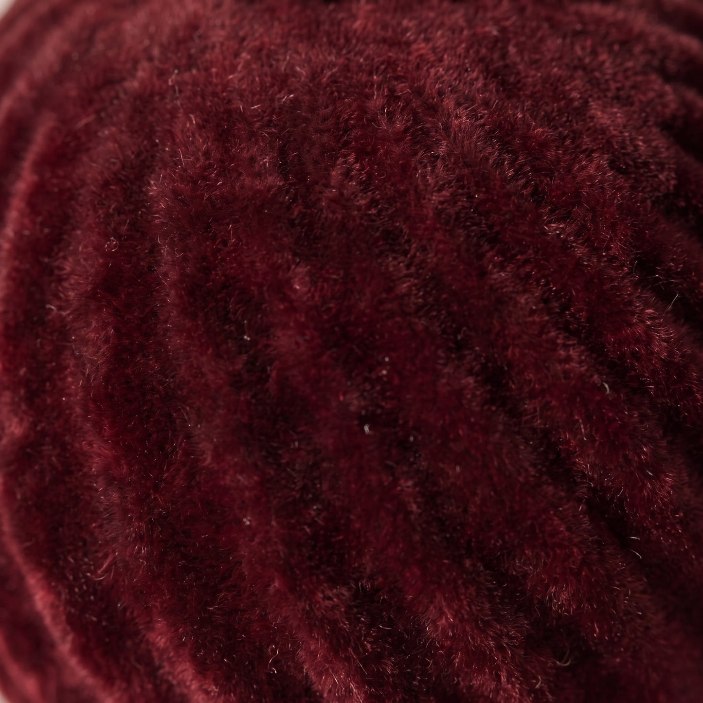 Esfera de terciopelo rojo burgundy de ondas