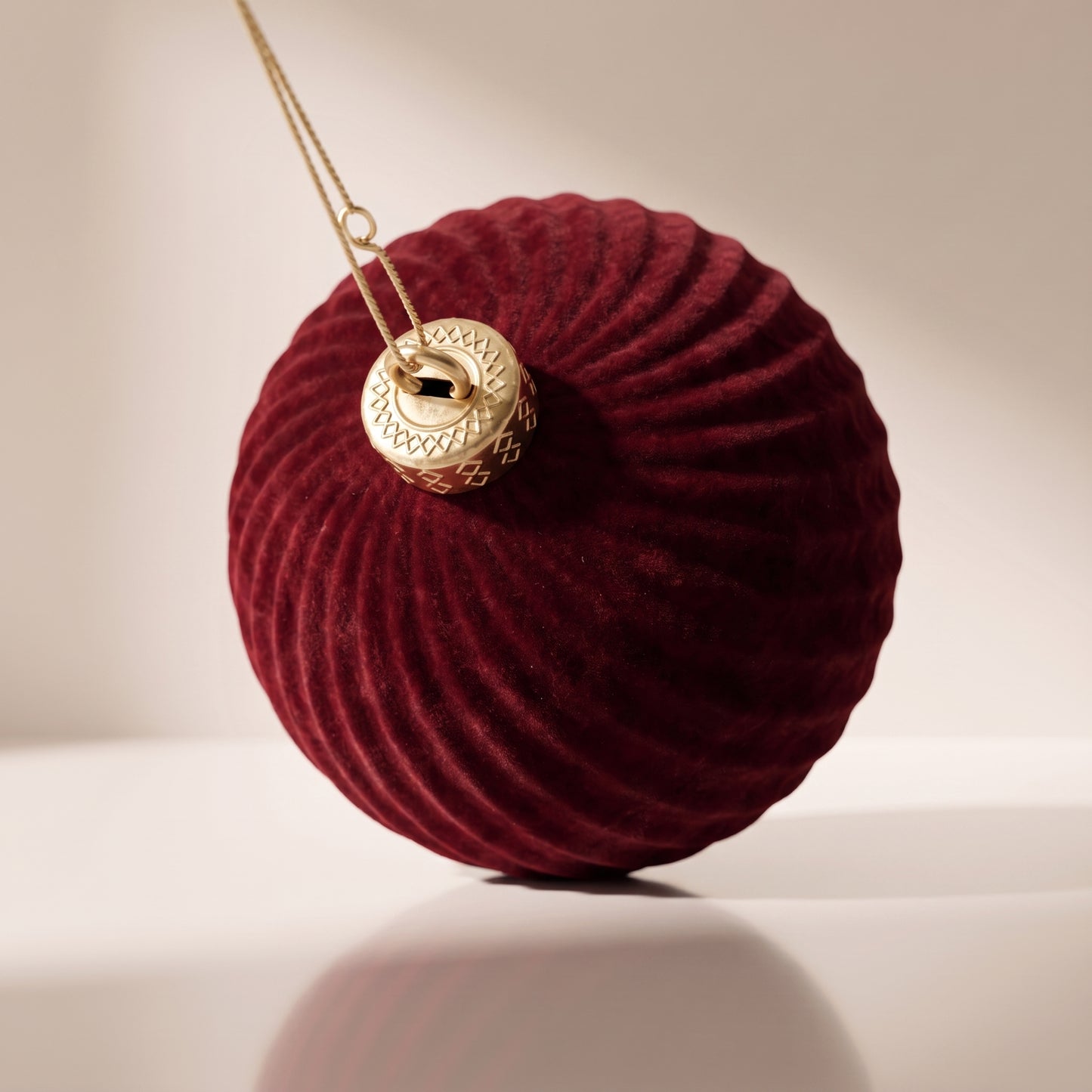 Esfera de terciopelo rojo burgundy de ondas
