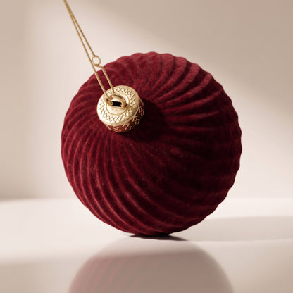 Esfera de terciopelo rojo burgundy de ondas