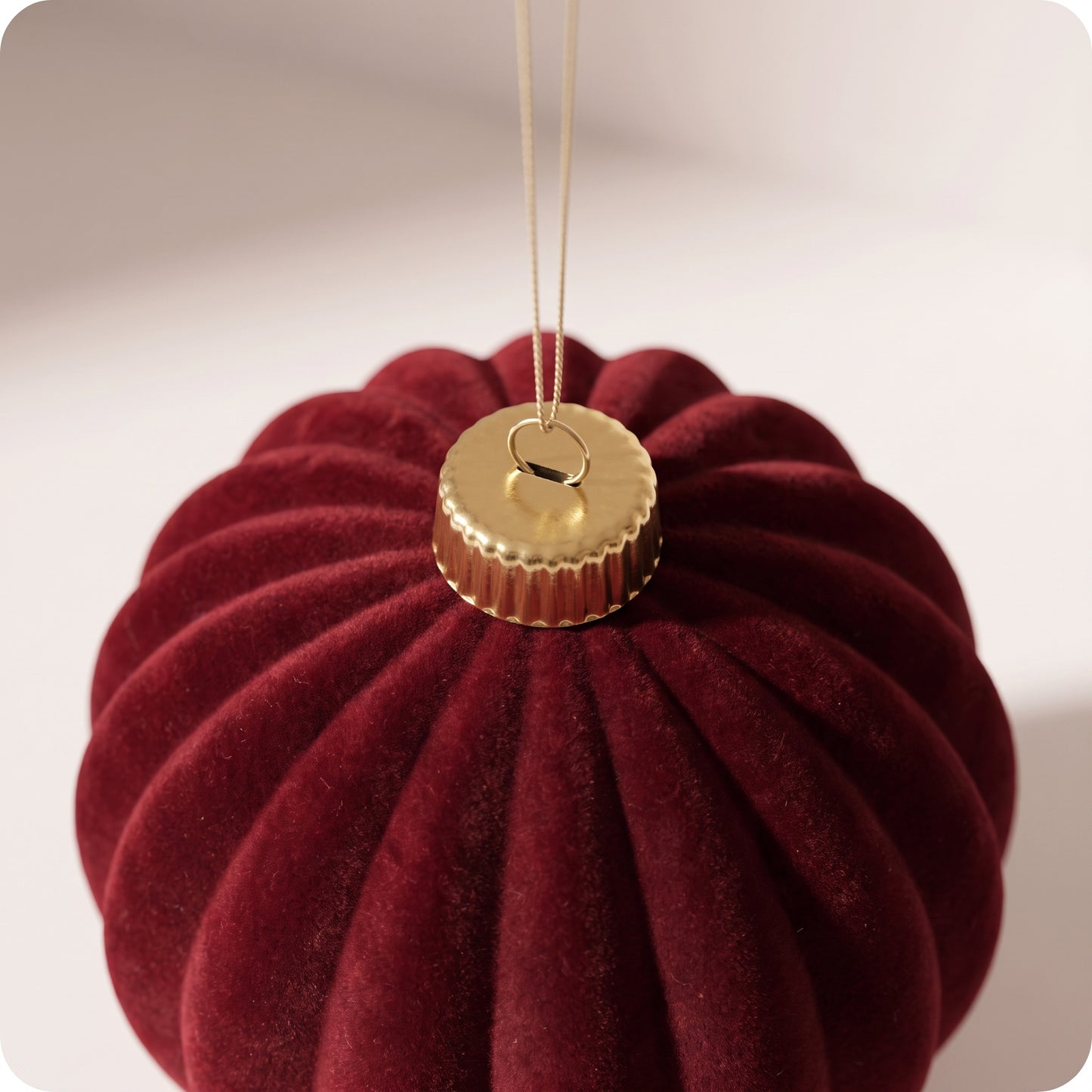Esfera de terciopelo rojo burgundy acanalado