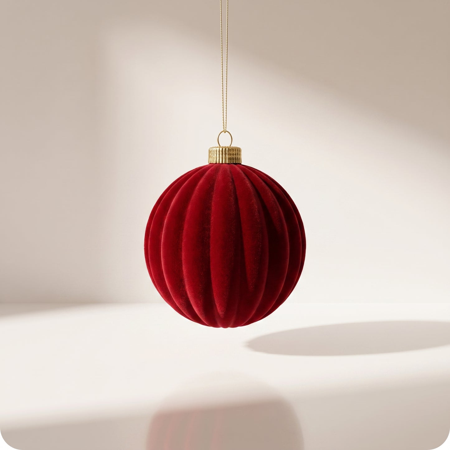 Esfera navideña de terciopelo rojo rayada