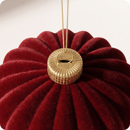 Esfera navideña de terciopelo rojo rayada