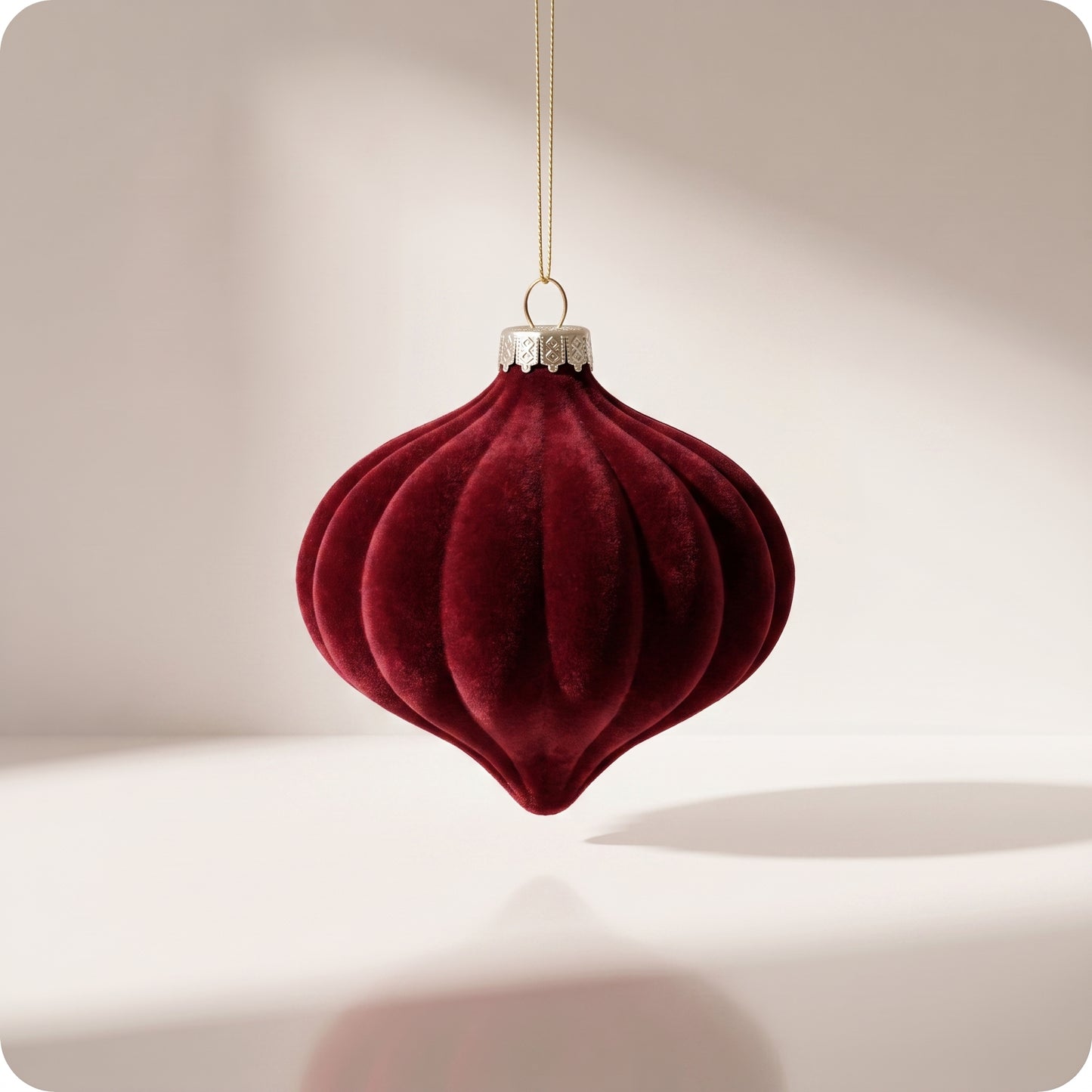 Esfera de terciopelo rojo burgundy cebolla