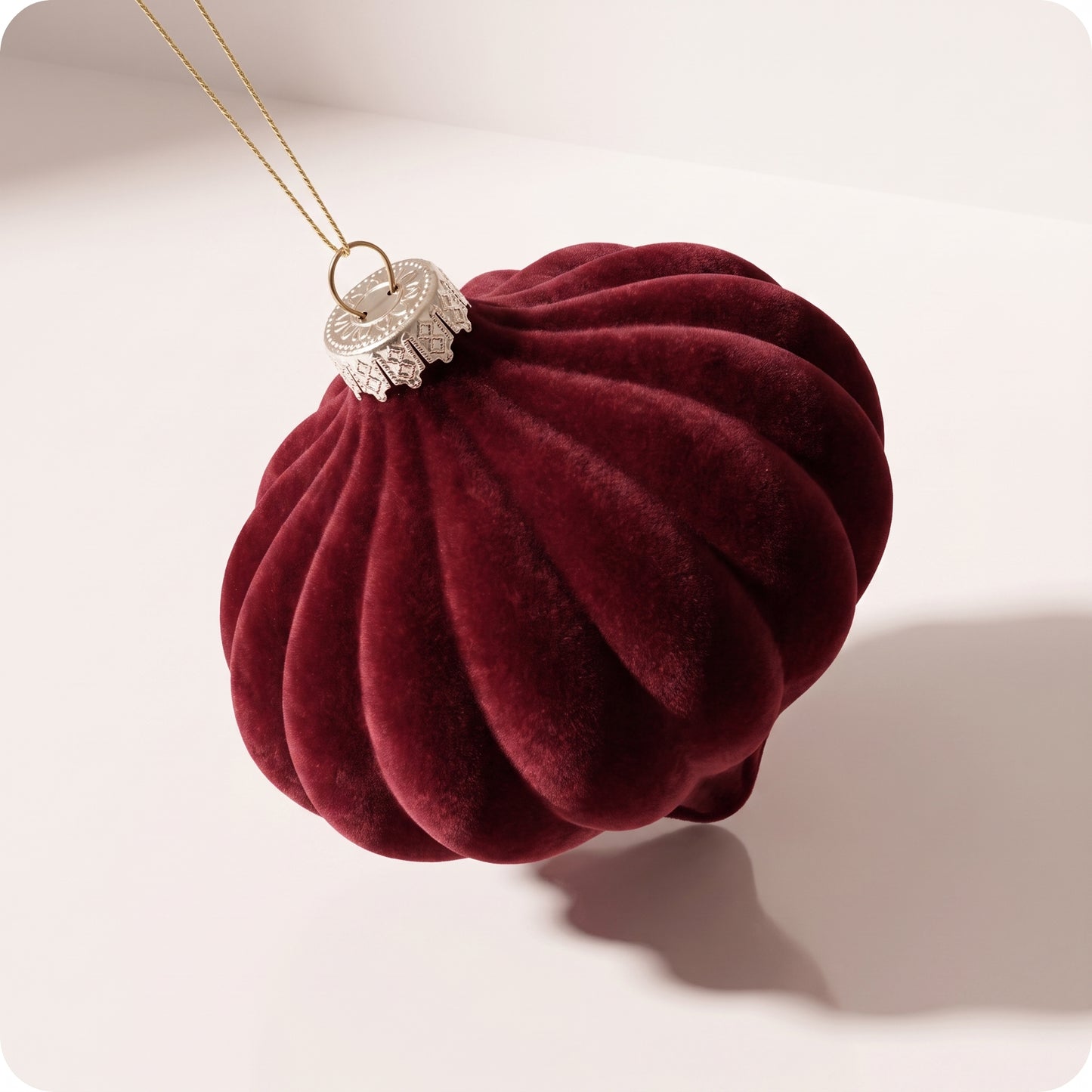 Esfera de terciopelo rojo burgundy cebolla