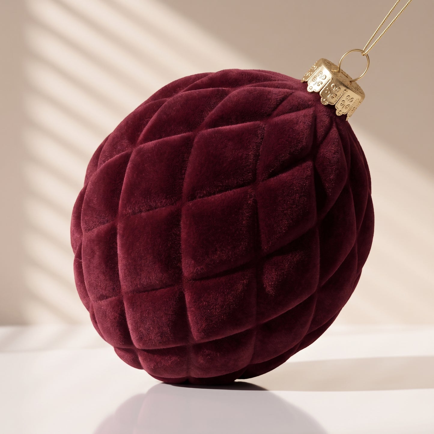 Esfera de terciopelo rojo burgundy ovalada con rombos