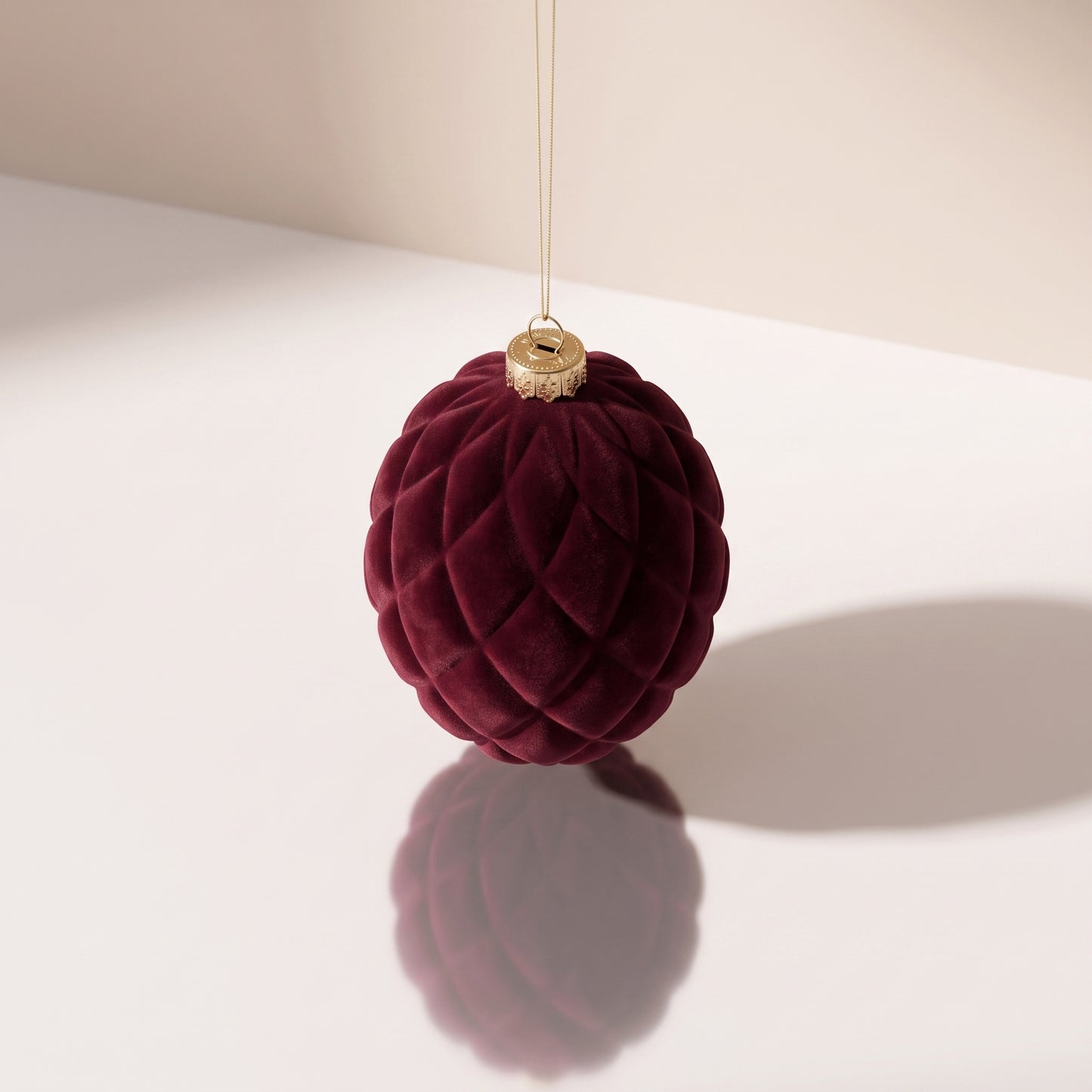 Esfera de terciopelo rojo burgundy ovalada con rombos