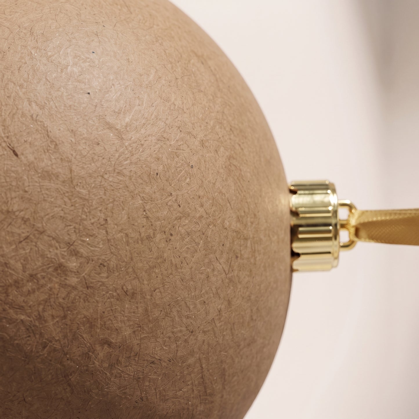 Esfera navideña de plastico color beige con listón
