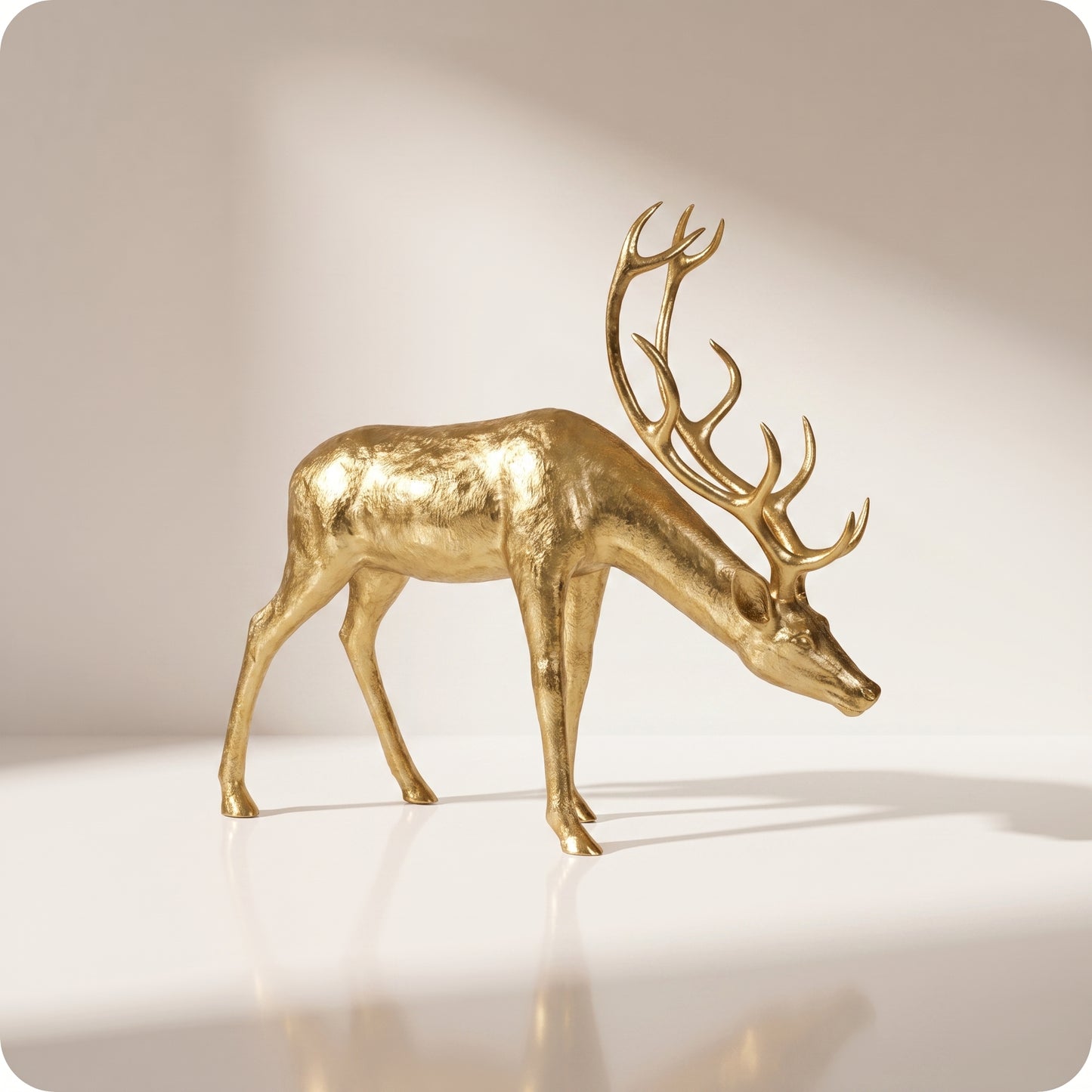 Reno decorativo dorado de resina dorado agachado