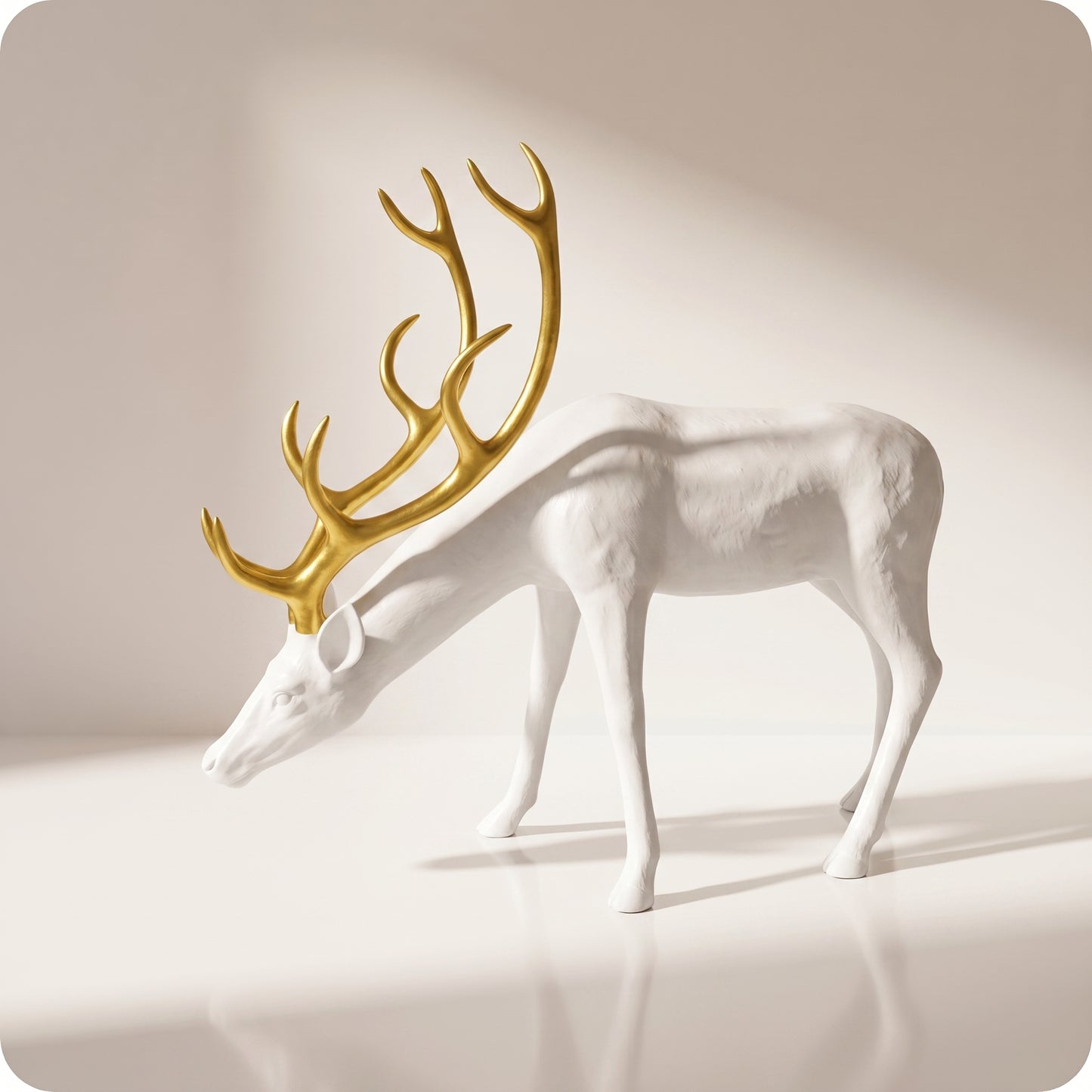 Reno decorativo dorado de resina blanco con cuernos dorados agachado