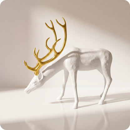 Reno decorativo dorado de resina blanco con cuernos dorados agachado