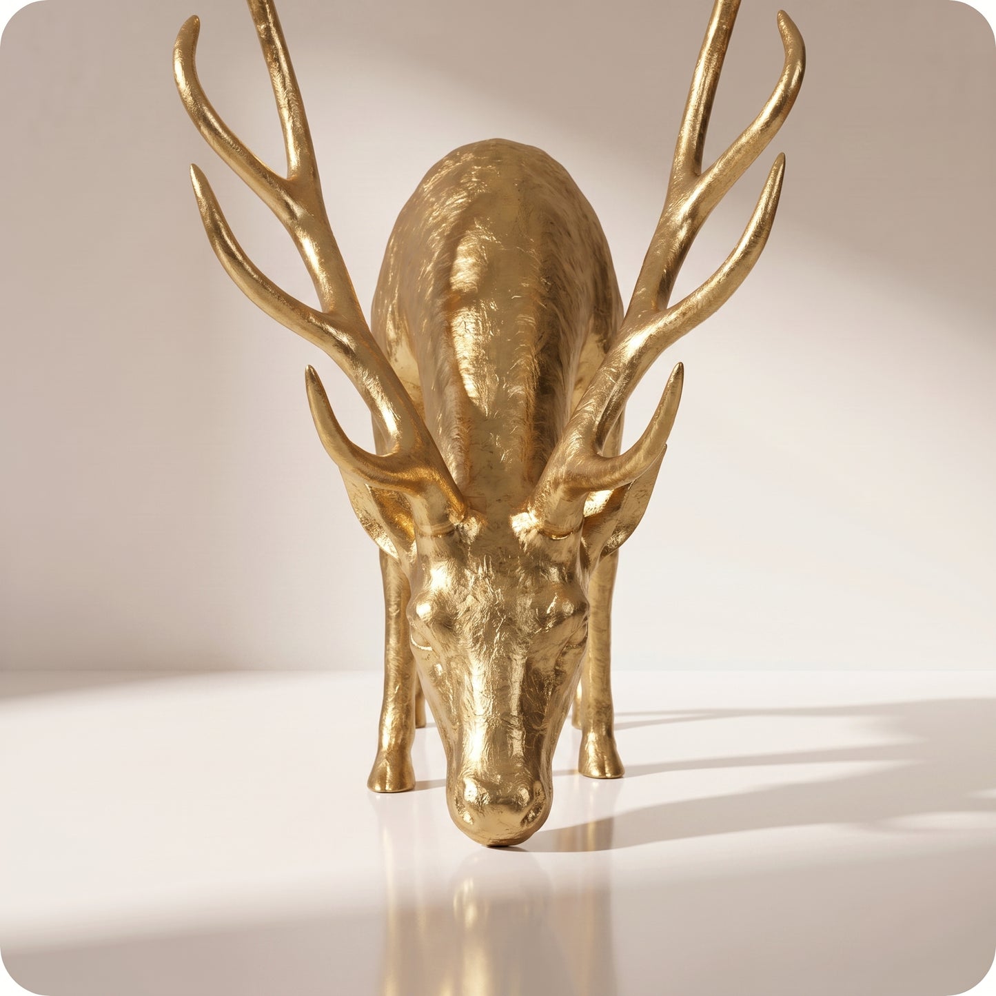 Reno decorativo dorado de resina dorado agachado