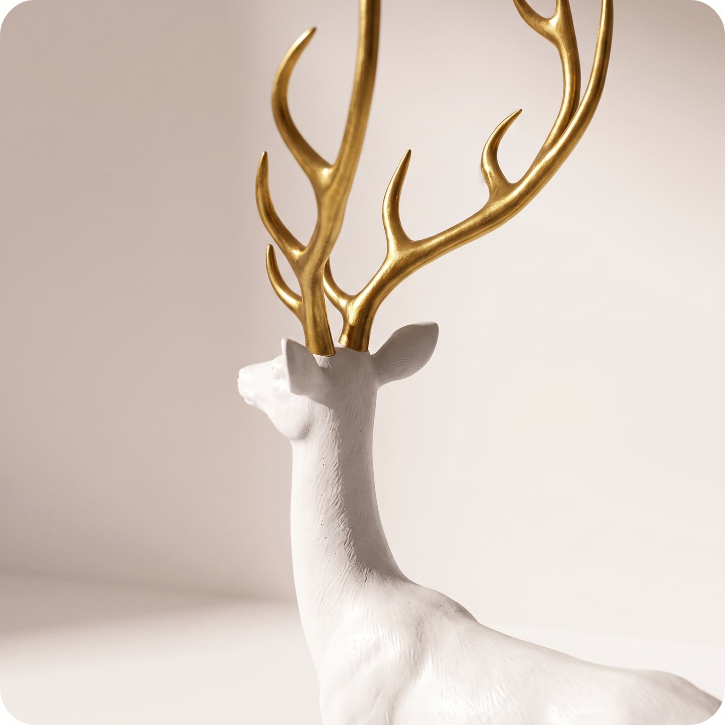 Reno decorativo dorado de resina blanco con cuernos dorados parado
