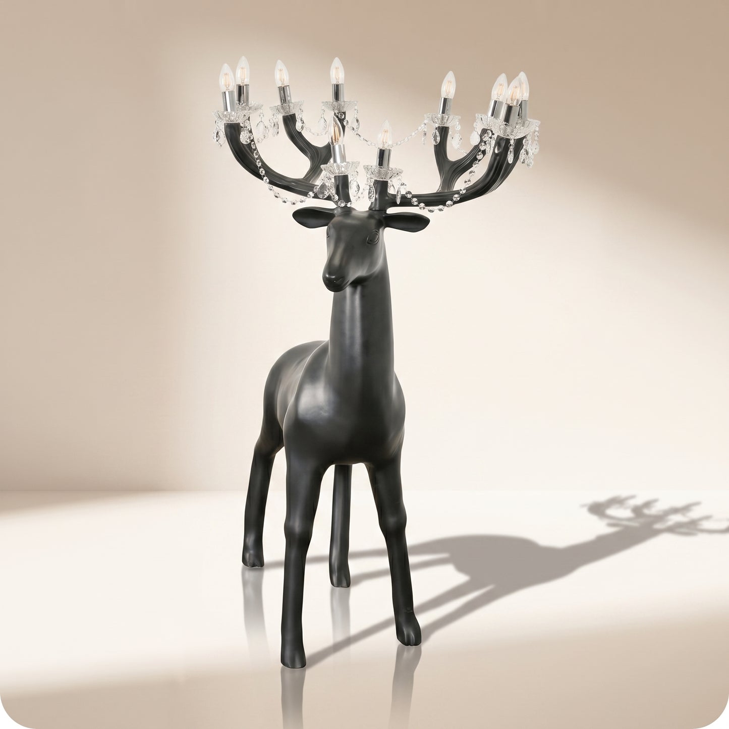 Reno decorativo con candelabro negro en cuernos chico