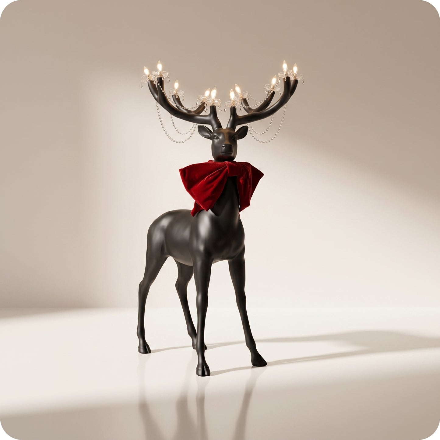 Reno decorativo con candelabro negro en cuernos grande
