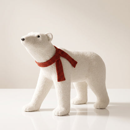 Elegante oso polar blanco con bufanda roja en cuatro patas 1