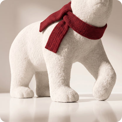 Elegante oso polar blanco con bufanda roja en cuatro patas 3