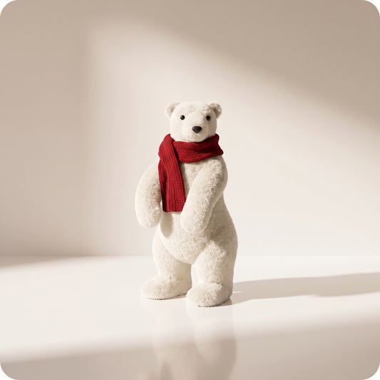 Elegante oso polar blanco con bufanda roja parado 4