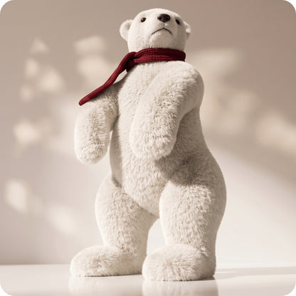 Elegante oso polar blanco con bufanda roja parado 4