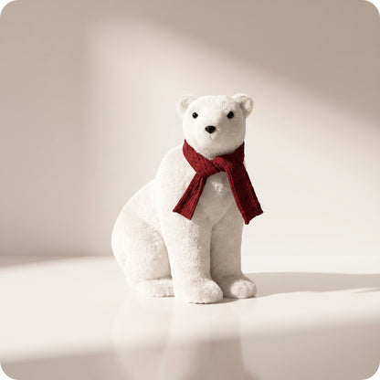 Elegante oso polar blanco con bufanda roja sentado 3