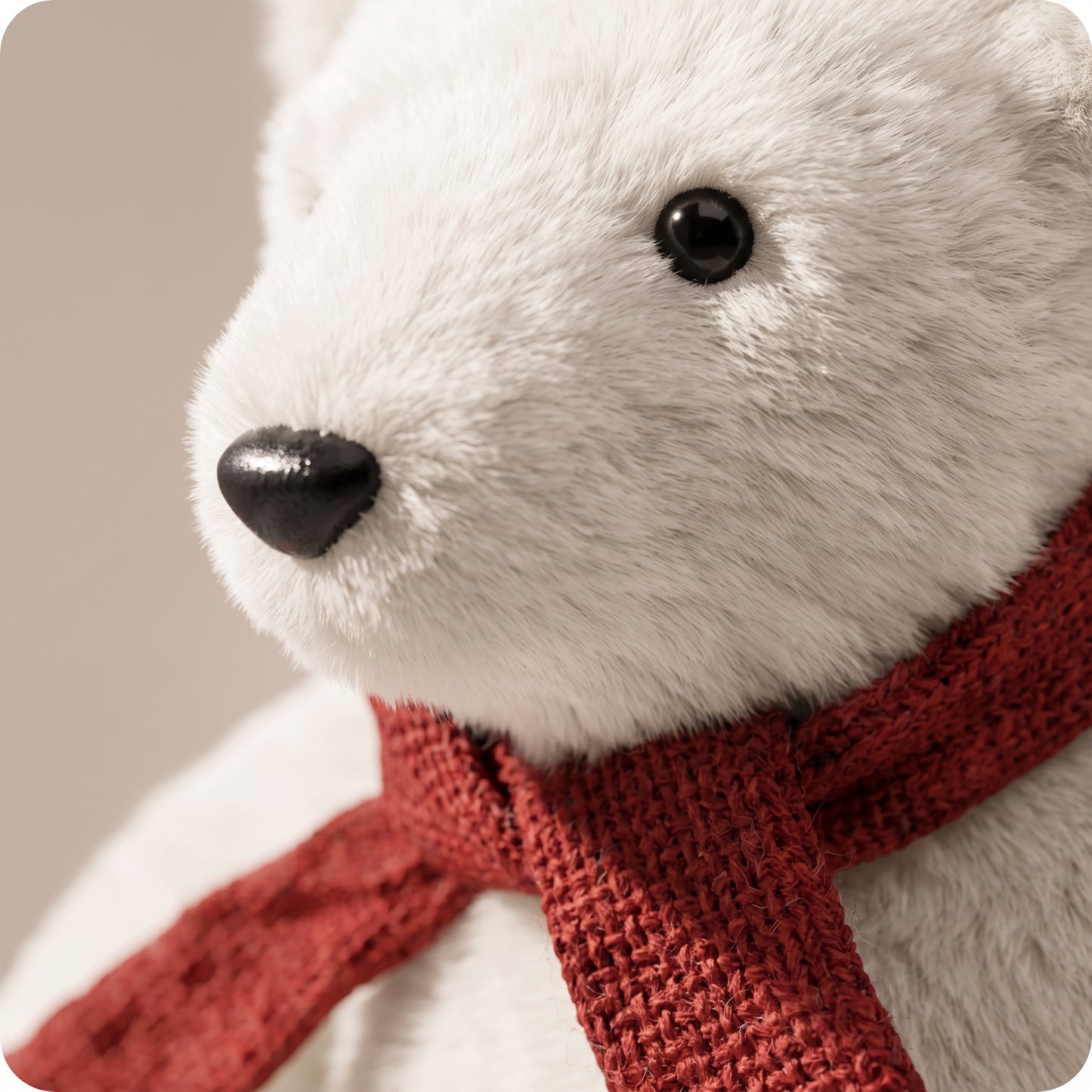Elegante oso polar blanco con bufanda roja caminando 2