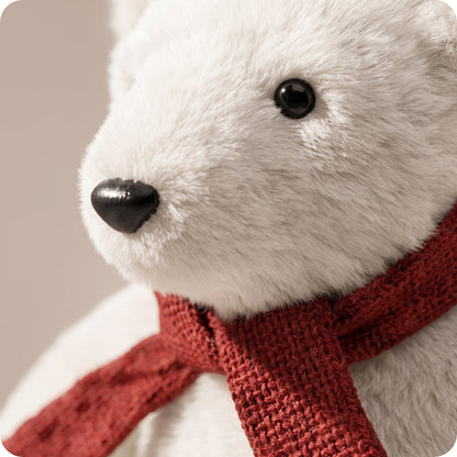 Elegante oso polar blanco con bufanda roja caminando 2