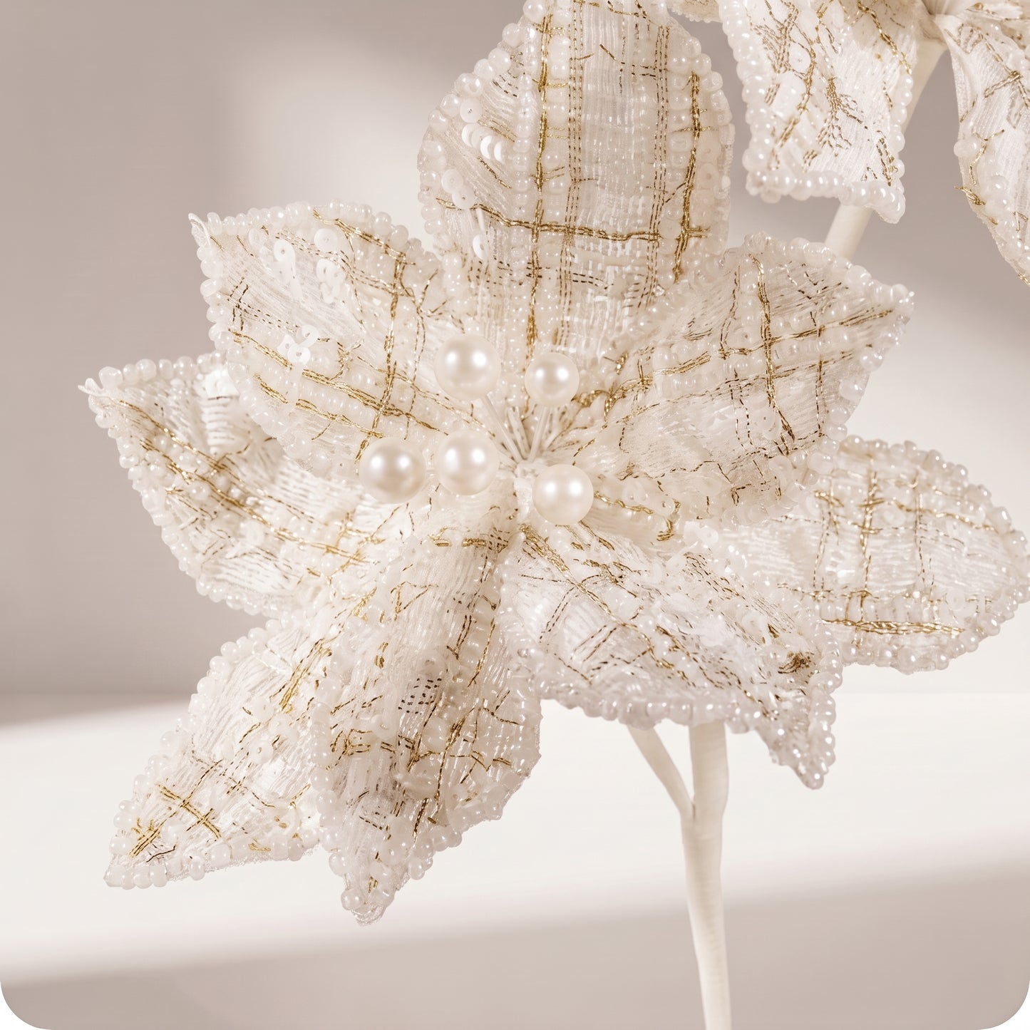 Rama de flores blancas con perlas