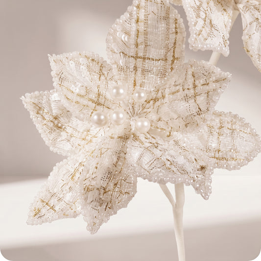 Rama de flores blancas con perlas