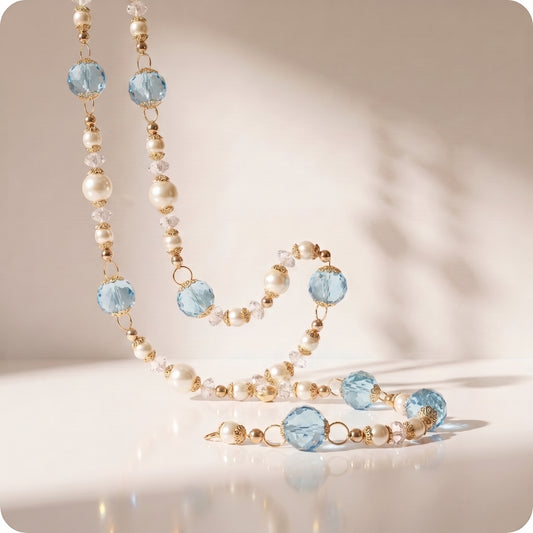 Guirnalda de perlas con piedras azules trasparentes