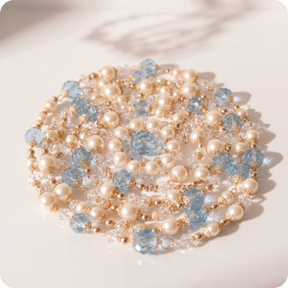 Guirnalda de perlas con piedras azules trasparentes