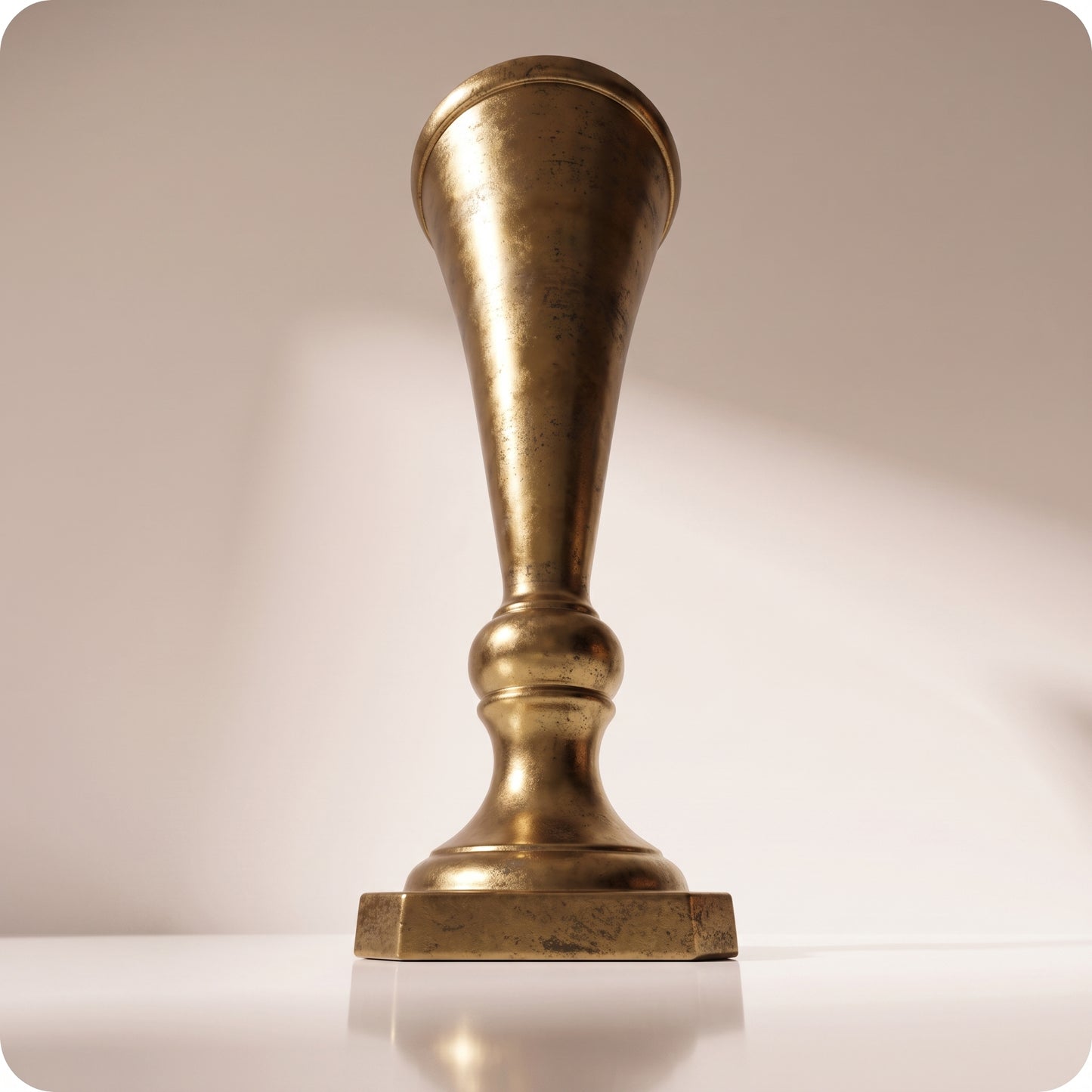 Jarrón de aluminio color oro antiguo
