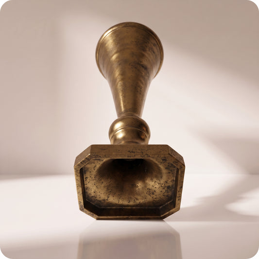 Jarrón de aluminio color oro antiguo