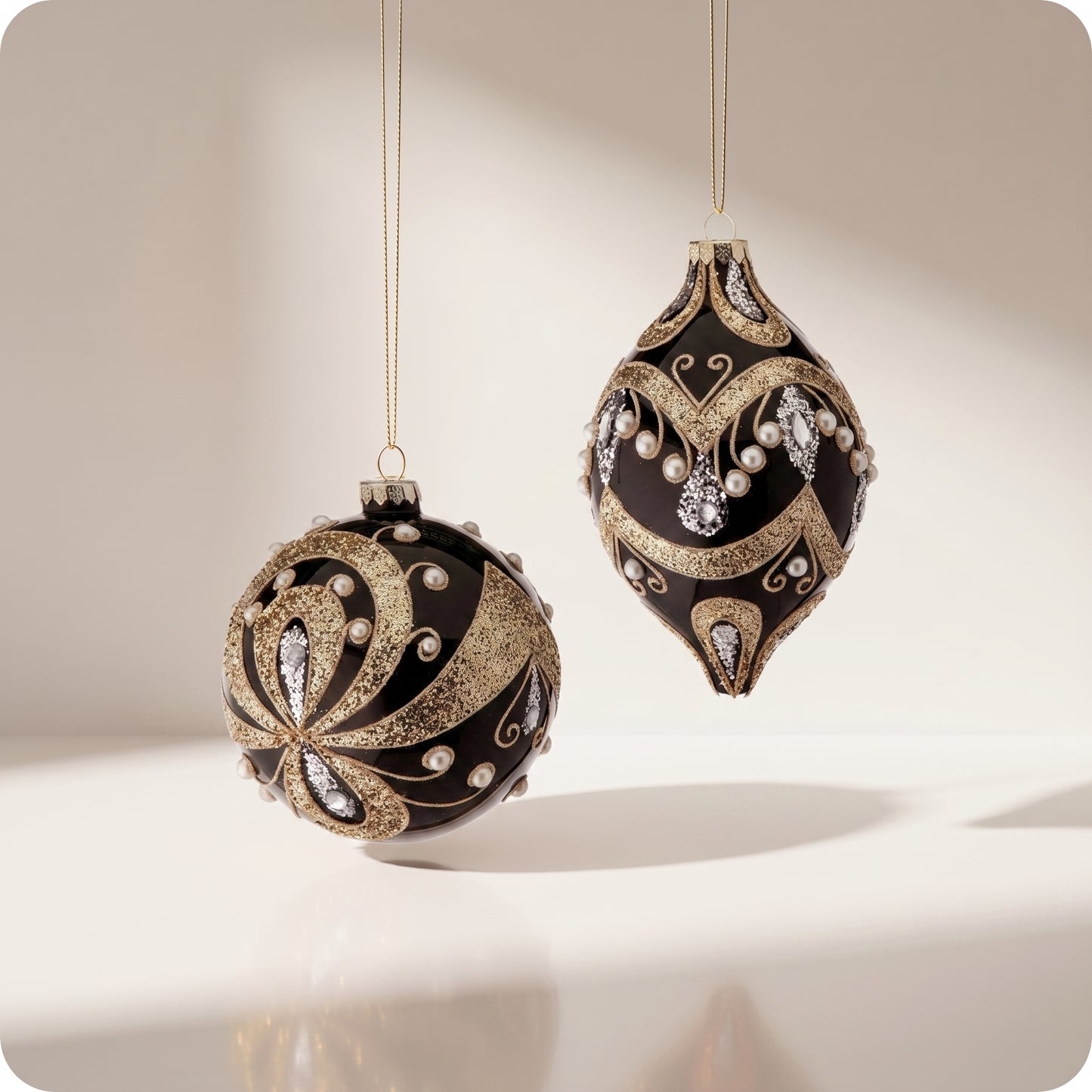Esferas de vidrio negro con patron dorado y perlas 30 cm