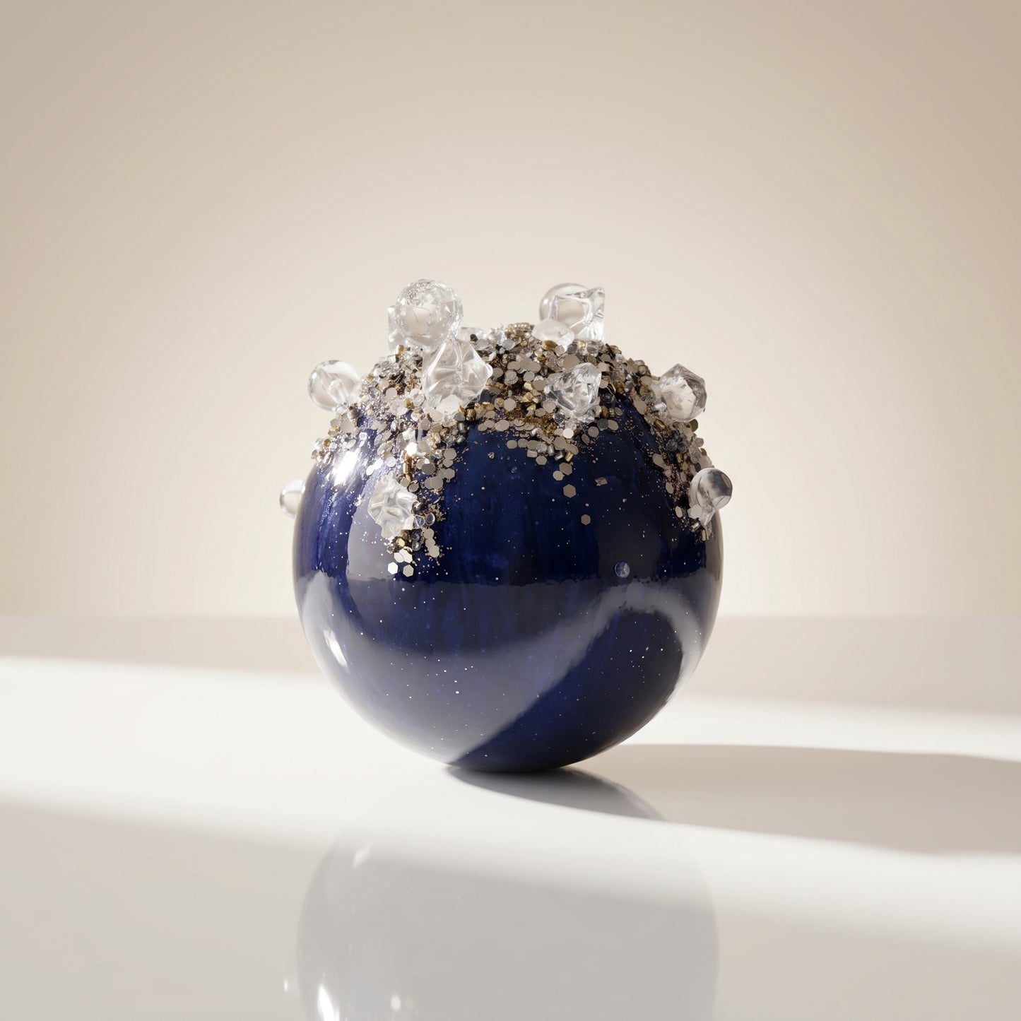 Esfera de vidrio azul con piedras