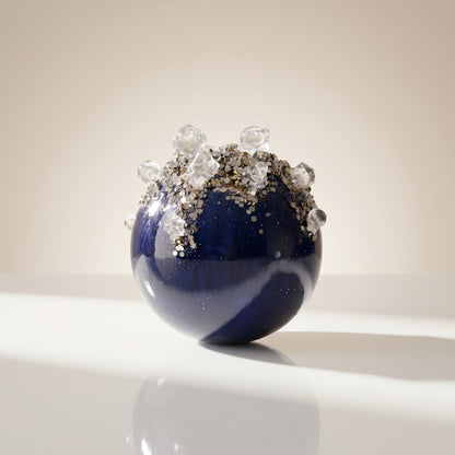 Esfera de vidrio azul con piedras