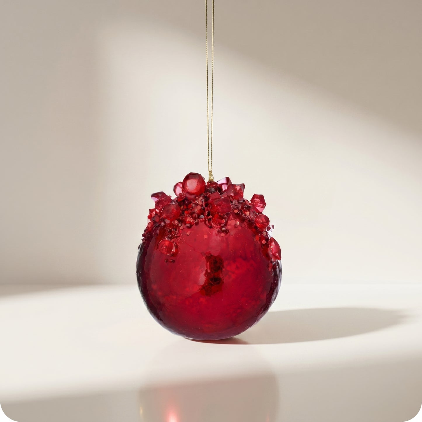 Esfera de vidrio roja con piedras