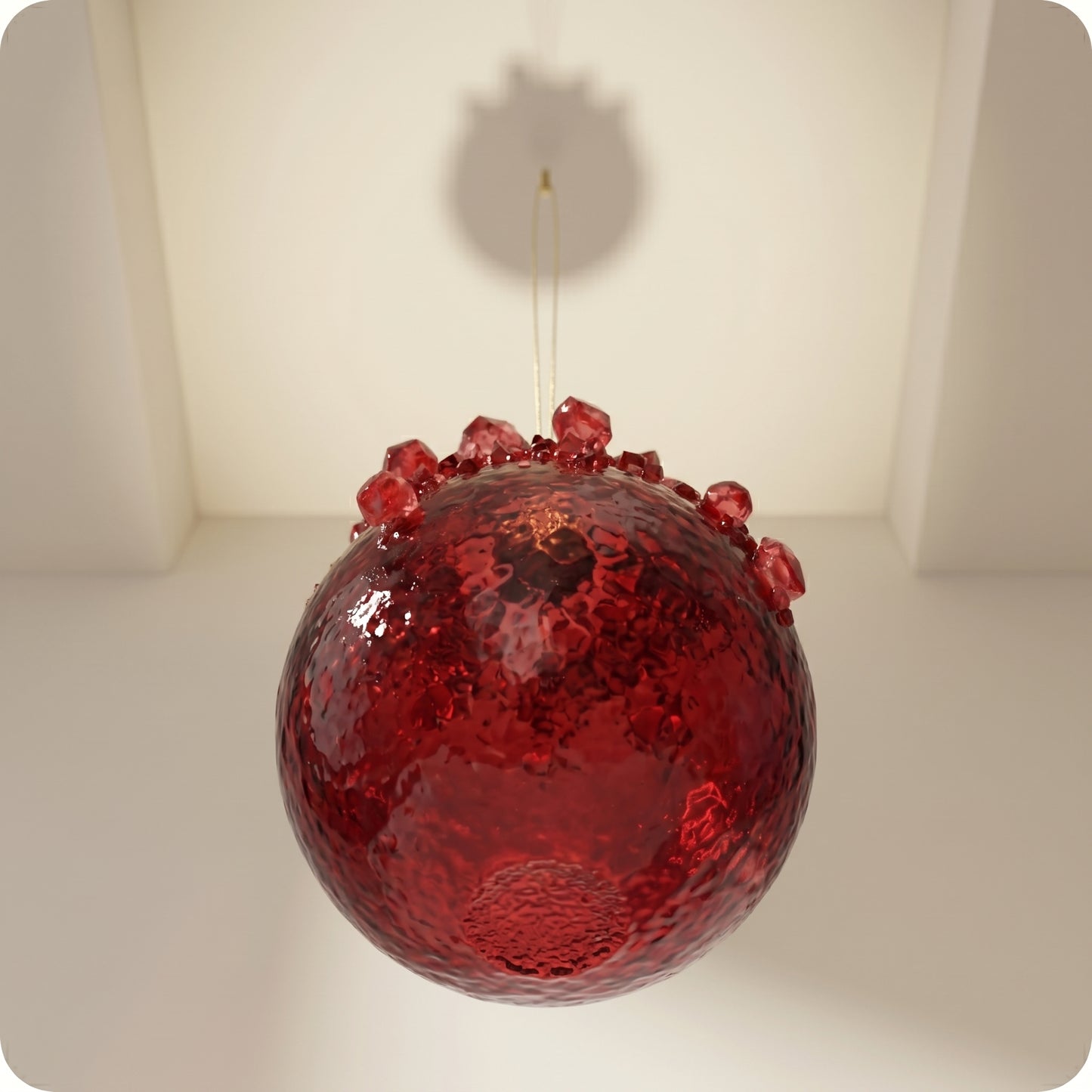 Esfera de vidrio azul con piedras