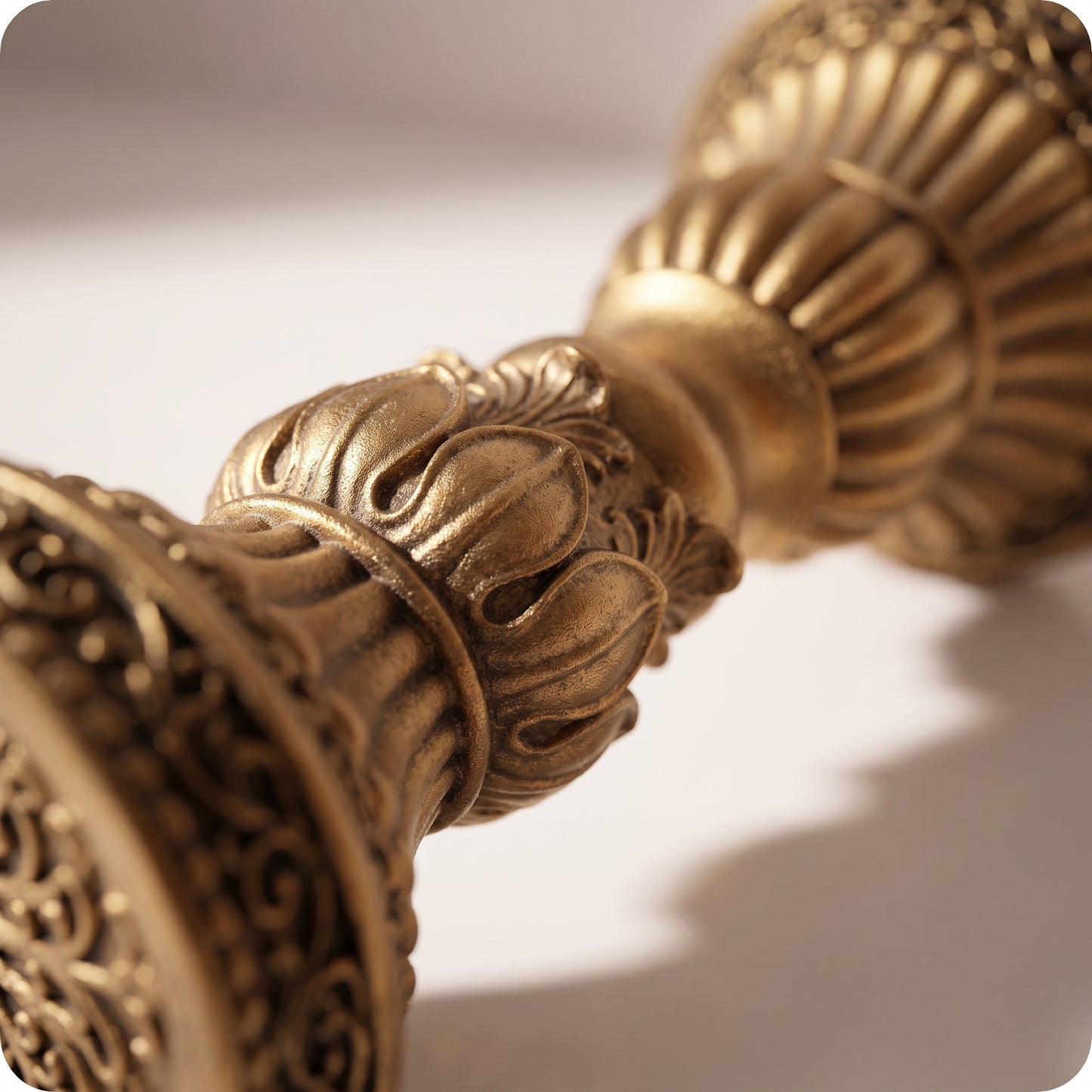Candelabro crown dorado
