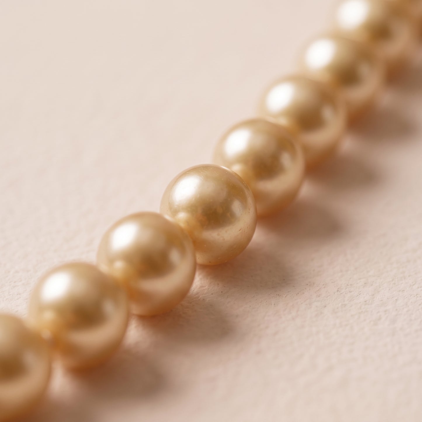 Guirnalda de pearl string doradas