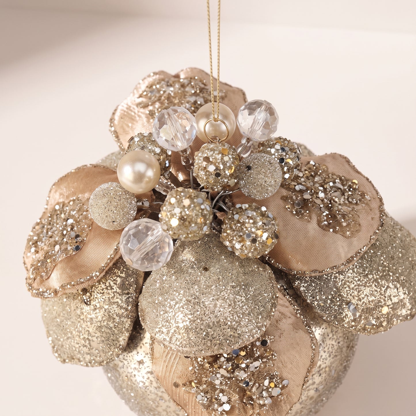 Esfera velvet con joyas y flor de magnolia nude con plata 11 cm