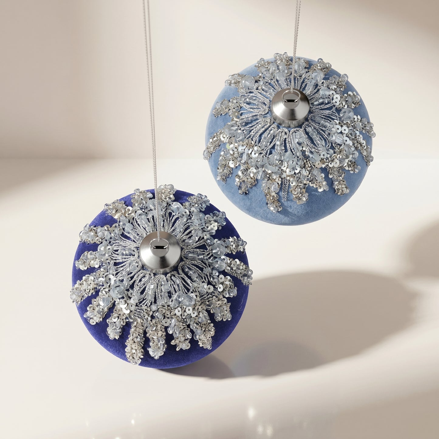 Adorno de bola de terciopelo con lentejuelas de hielo