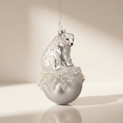 Esfera de oso polar de vidrio sobre bola