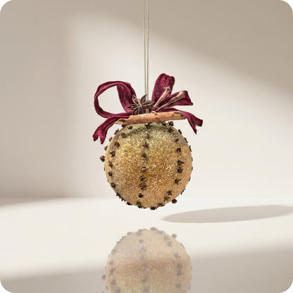Esfera naranja con clavo de piel y brillo