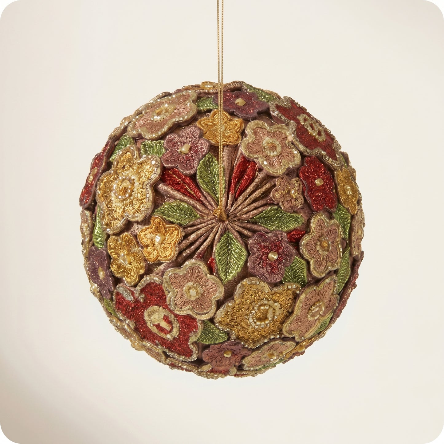 Esfera con pétalos y cuentas de resina
