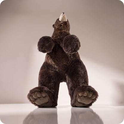 Oso de pie de piel sintética marrón mirando arriba